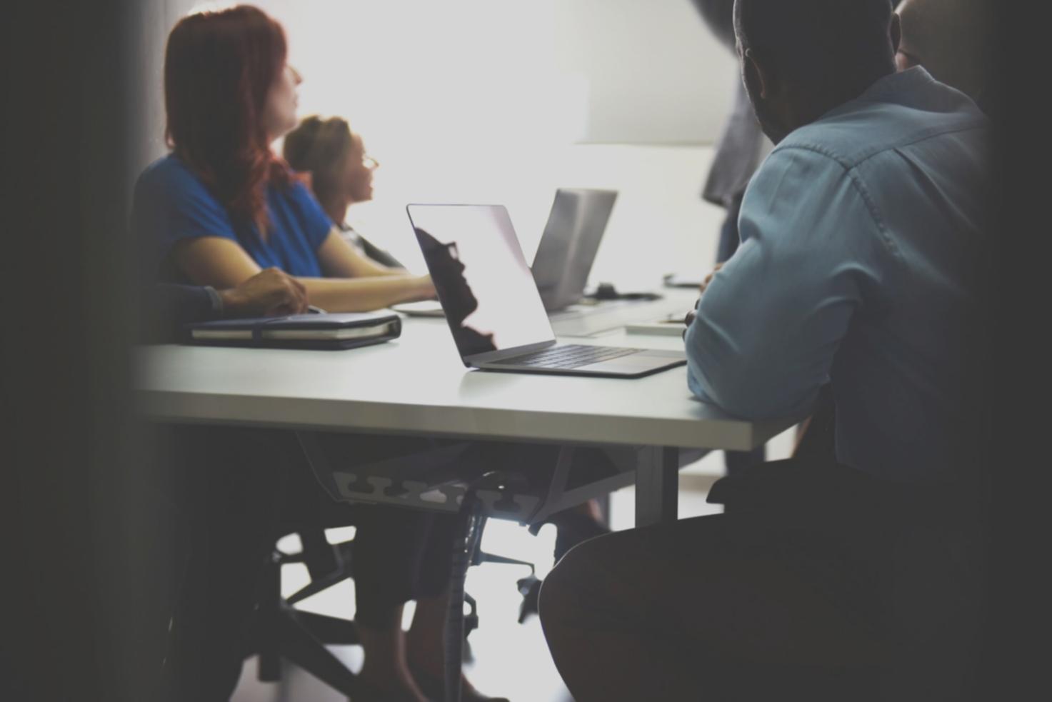 Equipo de delphiqorion trabajando en soluciones financieras